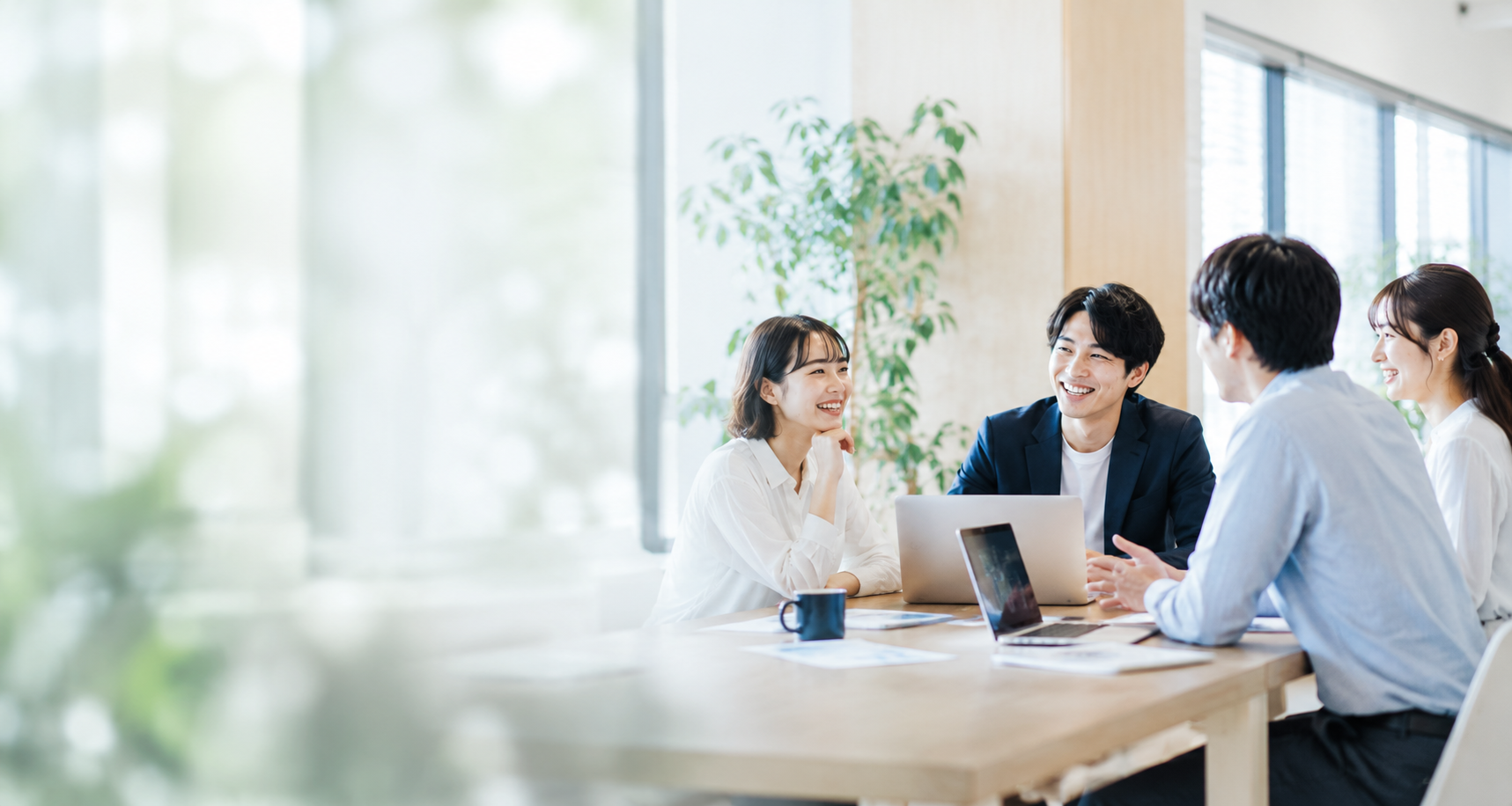 明るいオフィスで対話する人々